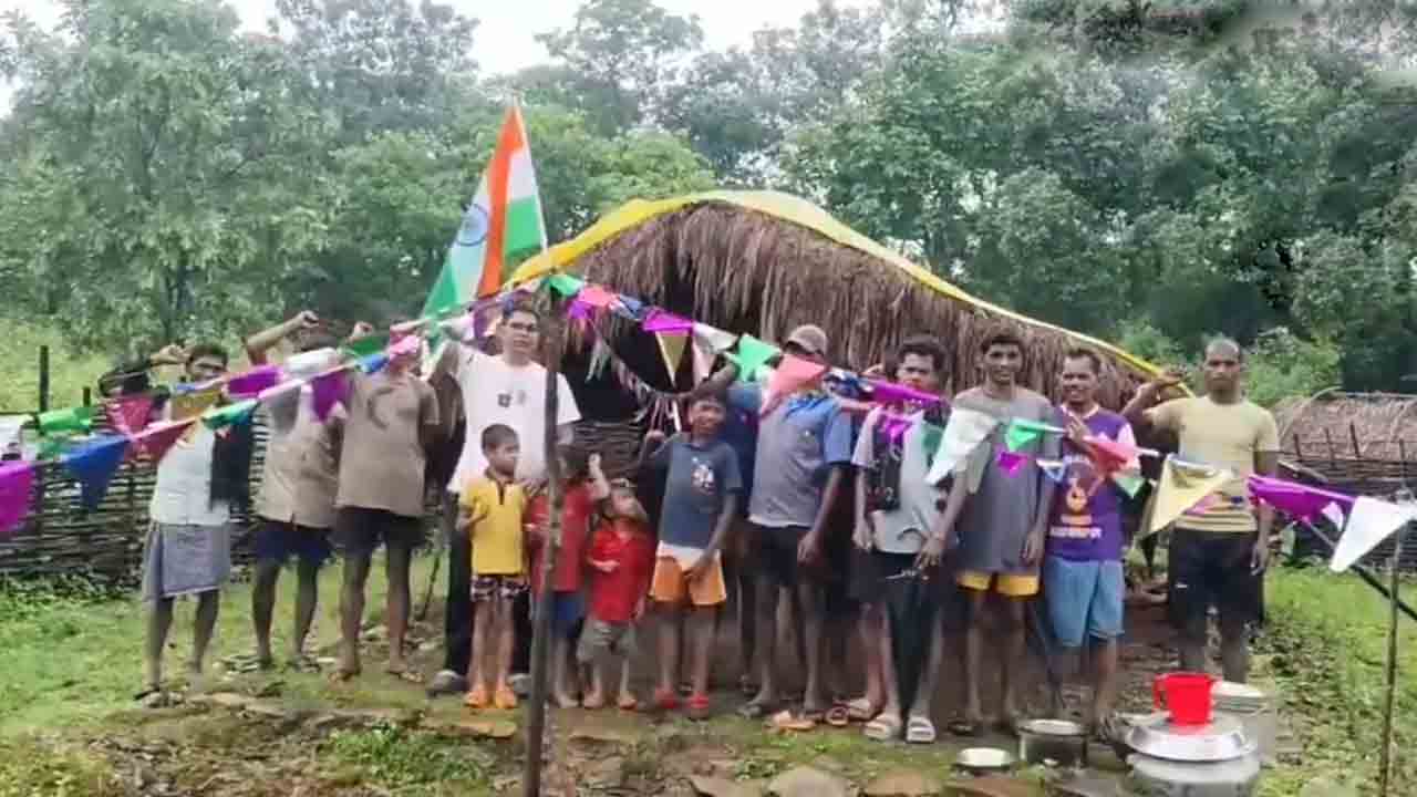 Tricolour hoisting | ఈ గ్రామంలో తొలిసారి జాతీయ జెండా ఎగిరింది.. వీడియో