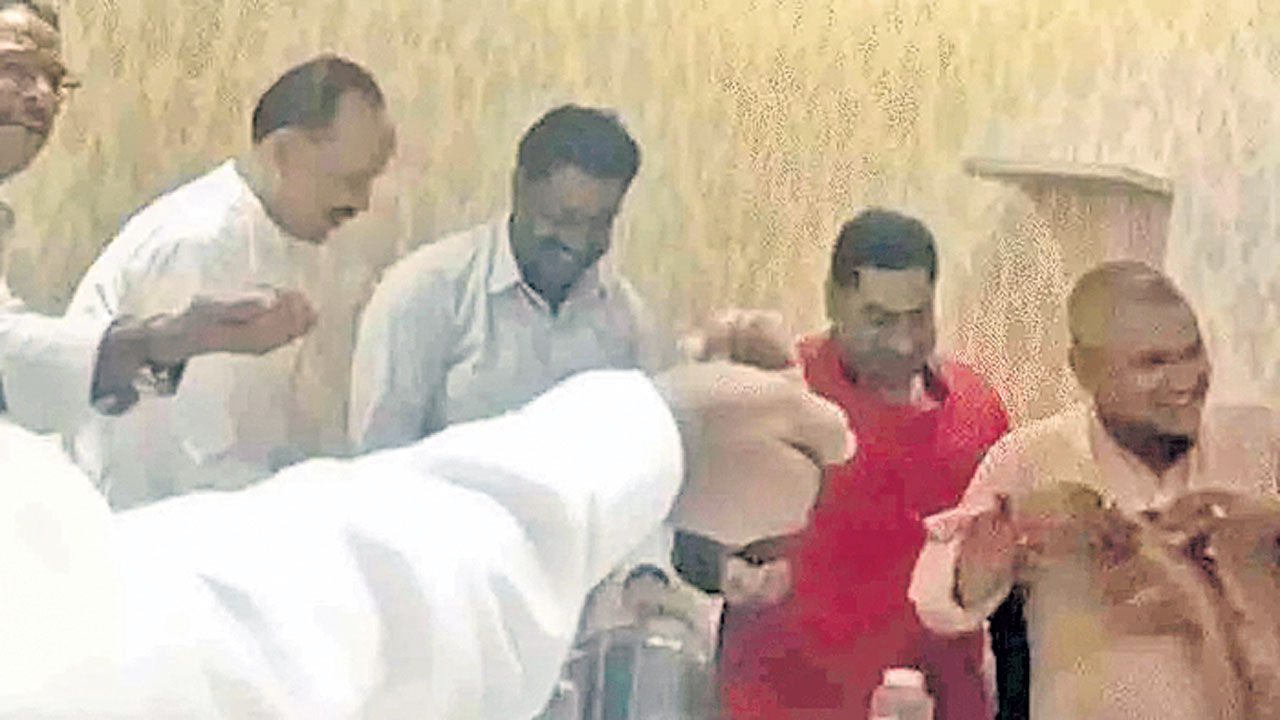 లంచాలు సమానంగా పంచుకుంటాం