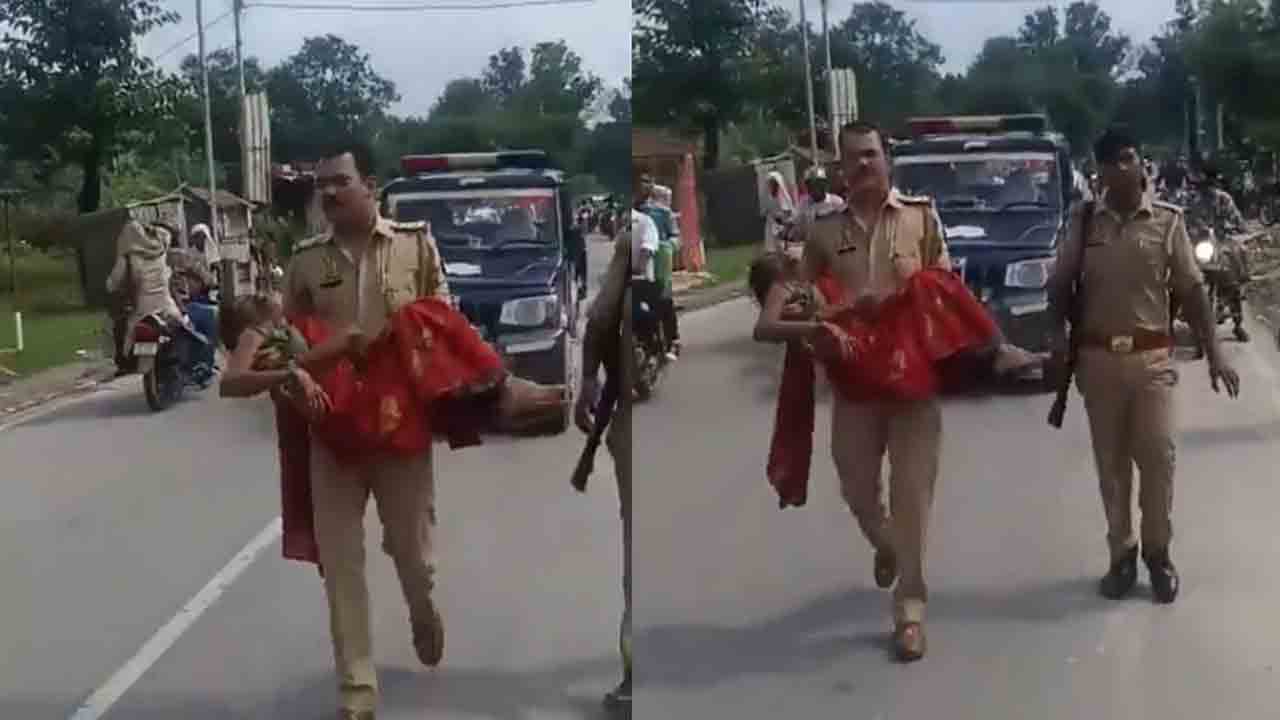 Watch: మహిళను చేతుల్లో మోసి ఆసుపత్రికి తీసుకెళ్లిన పోలీస్‌ అధికారి.. వెనుక ఖాళీగా పోలీస్‌   వాహనం, రీల్‌ స్టంట్‌గా విమర్శలు