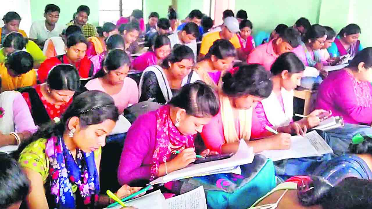 నిరుద్యోగుల ఆశలే ఆసరాగా..