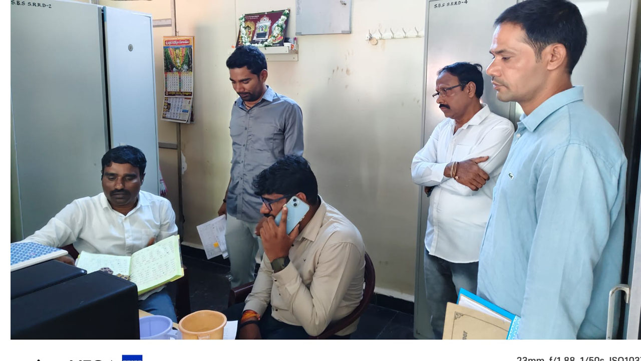 Vigilance Inspections | వేములవాడ రాజన్న ఆలయంలో విజిలెన్స్ తనిఖీలు.. ఆరుగంటలుగా కొనసాగుతున్న రికార్డుల పరిశీలన