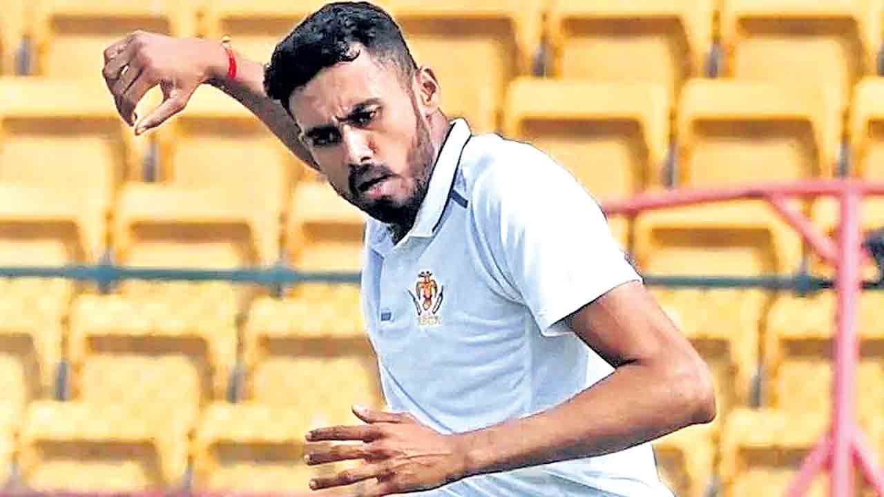 సౌత్‌ జోన్‌ బౌలర్ల విజృంభణ