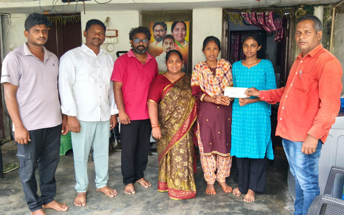 ఐఐటి విద్యార్థినికి విద్యాధరి ఫౌండేషన్ చేయూత