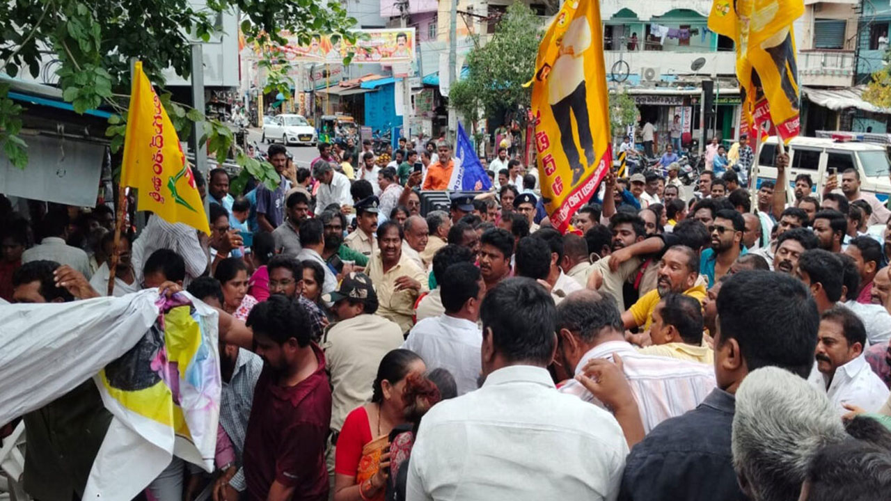 Tension | విజయవాడలో ఉద్రిక్తత.. టీడీపీ, వైసీపీ నాయకుల మధ్య ఘర్షణ
