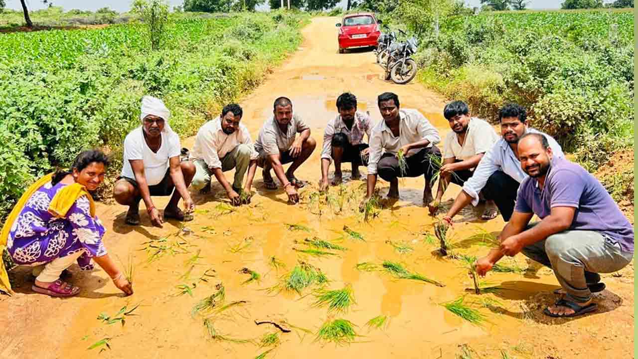 బీటీ రోడ్డు పనులు చేపట్టాలి