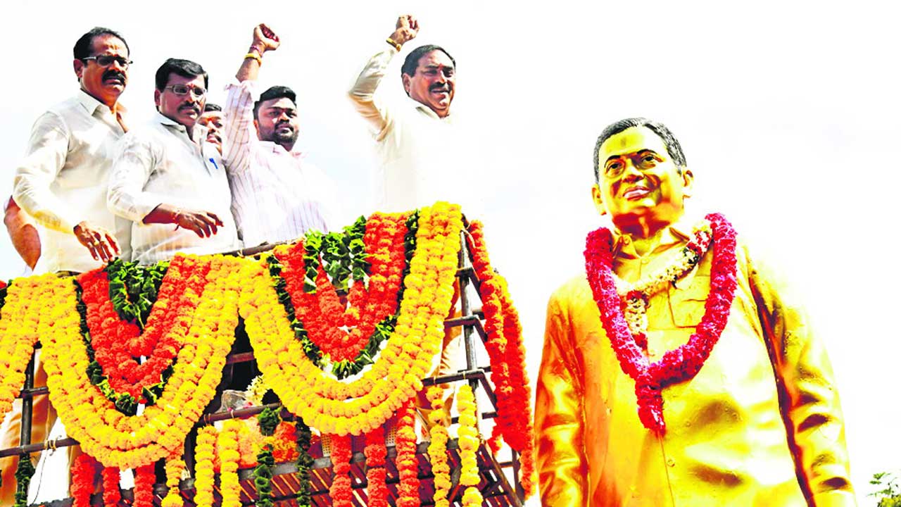 వెల్లువెత్తిన అభిమానం