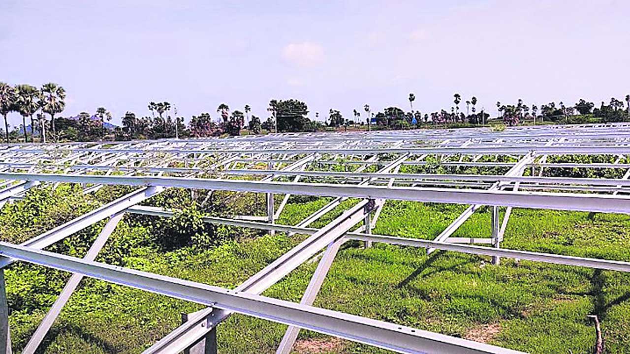 నిలిచిన సోలార్‌ పనులు