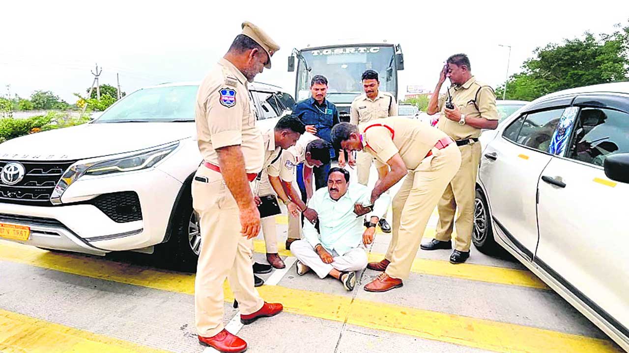 ఎర్రబెల్లిని అడ్డుకున్న పోలీసులు