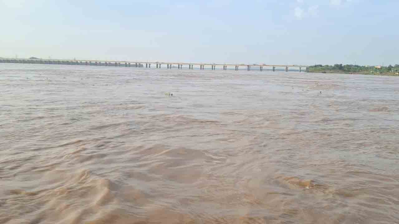 భద్రాచలం వద్ద గోదావరి తగ్గుముఖం