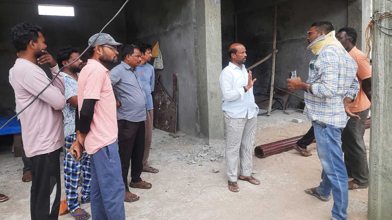 Godavarikhani | మా పొట్ట కొట్టవద్దు: వెల్డింగ్‌ కార్మికులు
