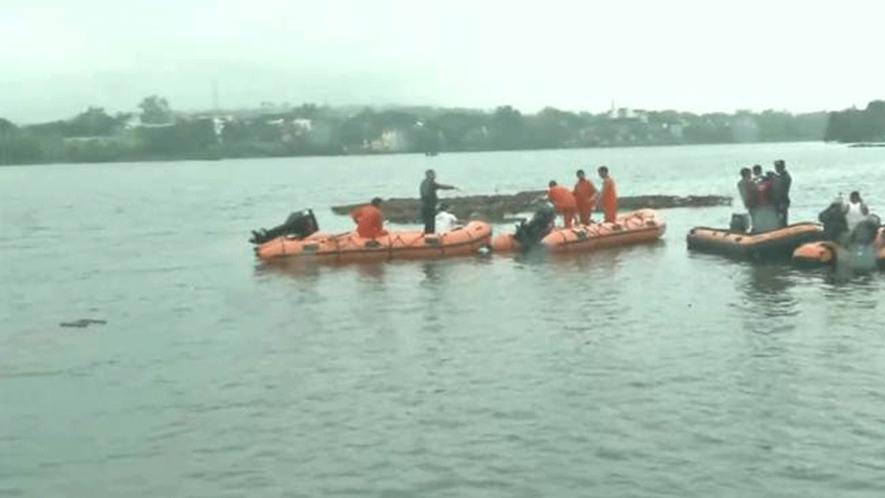 Boat accident | ఇసుక దిబ్బ‌ను ఢీకొట్టి బోల్తాప‌డిన మ‌త్స్యకారుల బోటు
