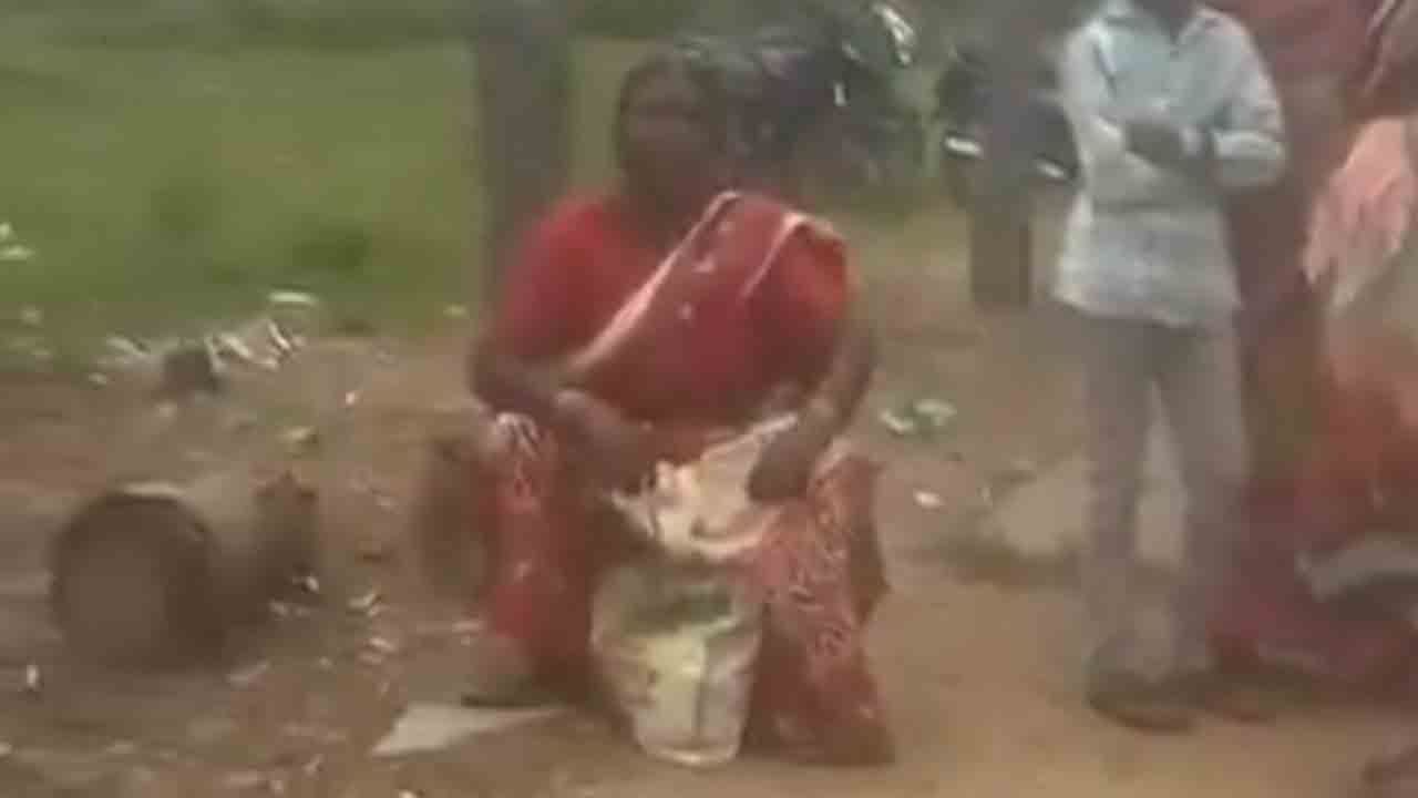 Women  |  పెన్షన్లు నువ్వు ఎందుకు పెంచలేదు.. రేవంత్‌ రెడ్డిపై మహిళ ఫైర్‌..వీడియో