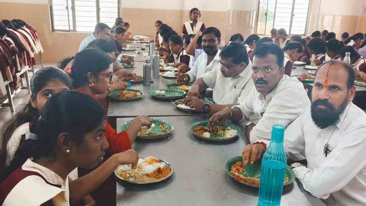 Women Degree College | పురుగుల అన్నం వద్దు.. ఈ ప్రిన్సిపల్ మాకొద్దంటూ విద్యార్థినుల ఆందోళన