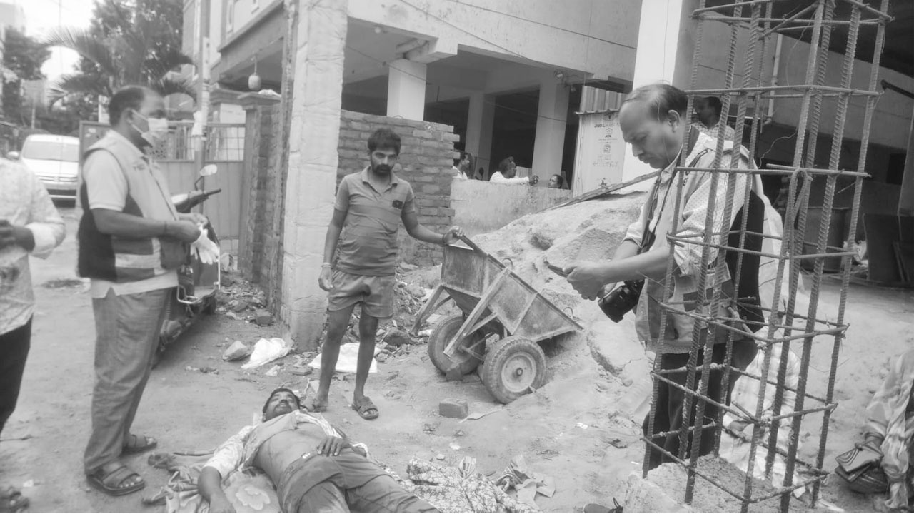 నిర్మాణంలో ఉన్న అపార్ట్‌మెంట్‌ నుంచి కిందపడి కార్మికుడు మృతి