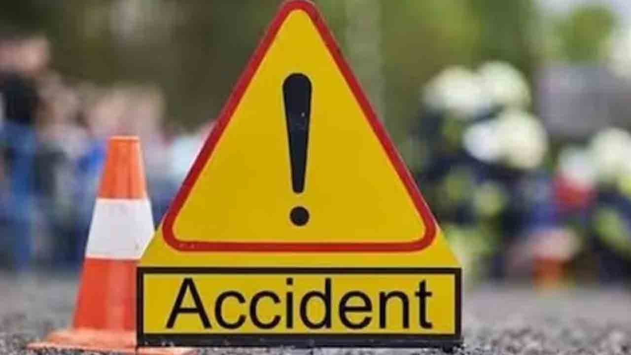Road Accident | ఆగిఉన్న లారీని ఢీకొట్టిన ఆర్టీసీ బస్సు..10 మంది ప్రయాణికులకు తీవ్రగాయాలు