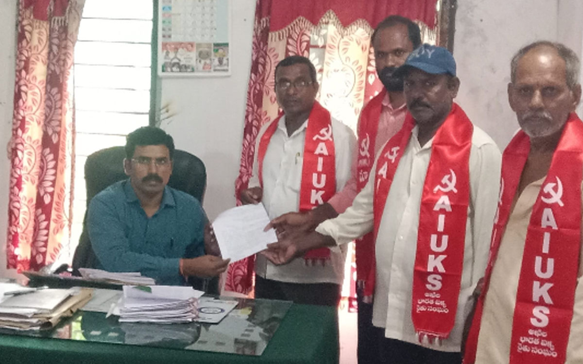 ‘వర్షాభావంతో నష్టపోయిన రైతాంగాన్ని ఆదుకోవాలి’