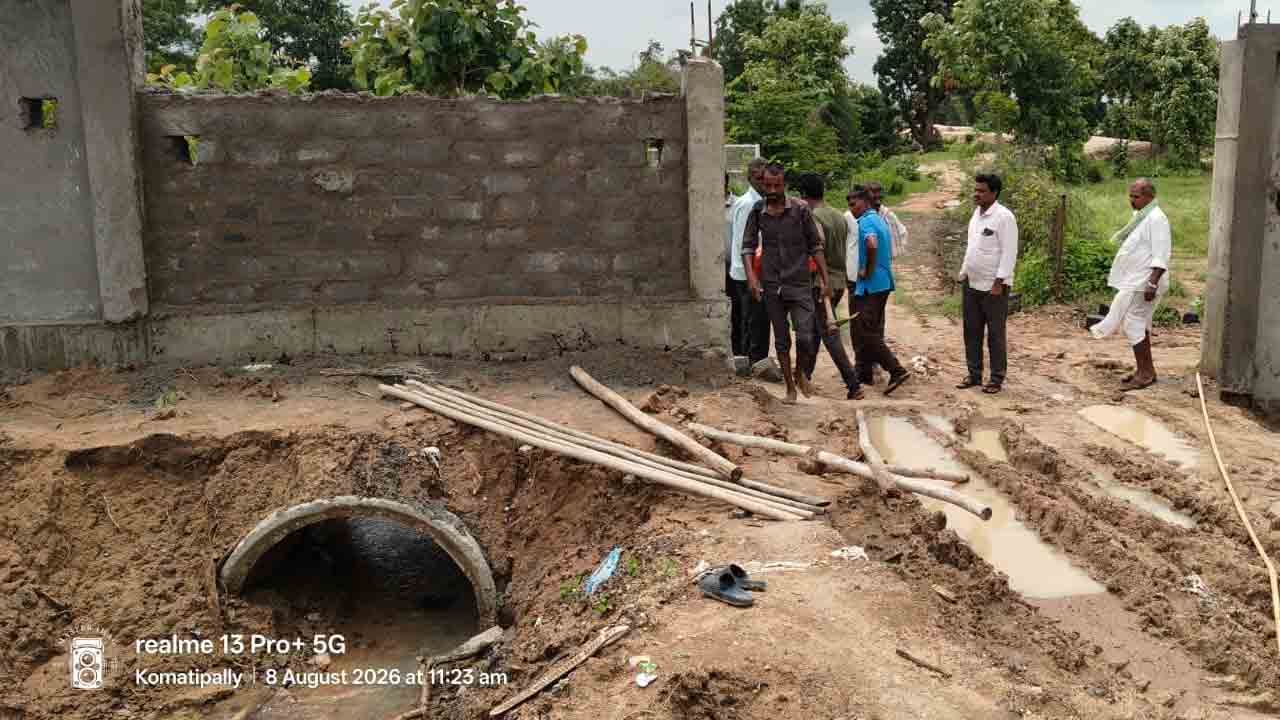 Medak | షబ్బీర్ అలీపై తిరగబడిన సొంత గ్రామం ప్రజలు.. కాంపౌండ్ వాల్‌ను ధ్వంసం చేసిన‌ గ్రామస్తులు