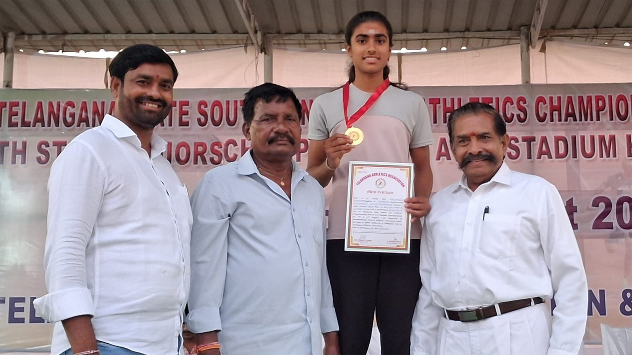పరుగు పందెంలో ఆనంది సత్తా.. రాష్ట్రస్థాయి పోటీల్లో బంగారు పతకం