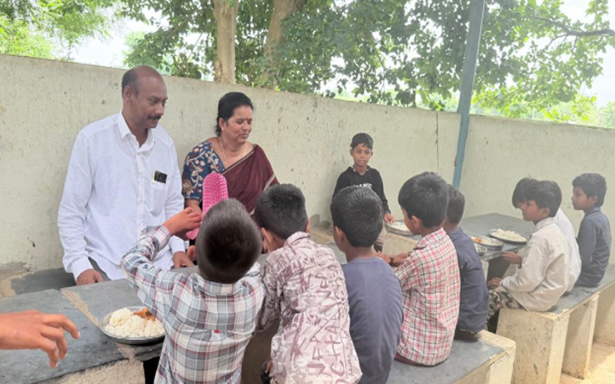అంజనాపురం ప్రైమరీ పాఠశాలలో విద్యార్థులకు అన్నదానం