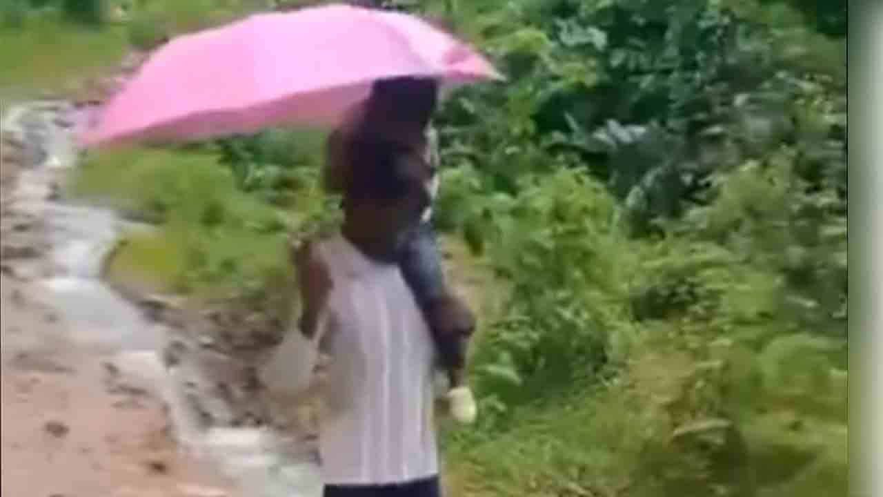 AP News | రోడ్డు మార్గం లేక జ్వరంతో ఉన్న కొడుకును 5 కిలోమీటర్లు భుజంపై మోసిన తండ్రి : వీడియో