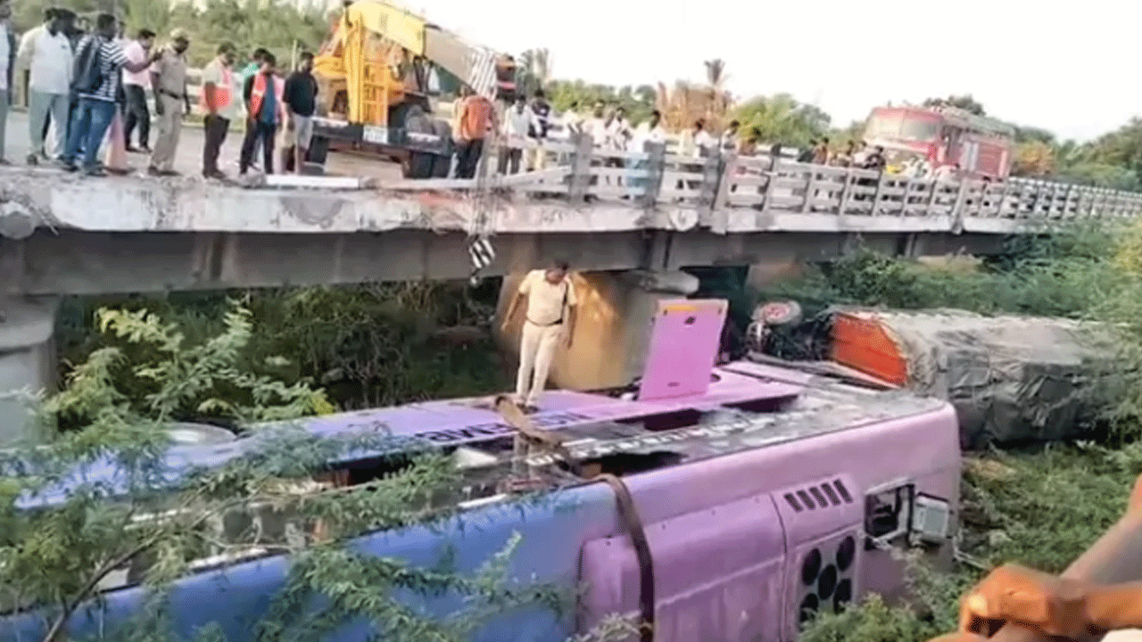 Travel bus | బ్రిడ్జిపై నుంచి ప‌డిన ట్రావెల్ బ‌స్సు.. 20 మందికి గాయాలు
