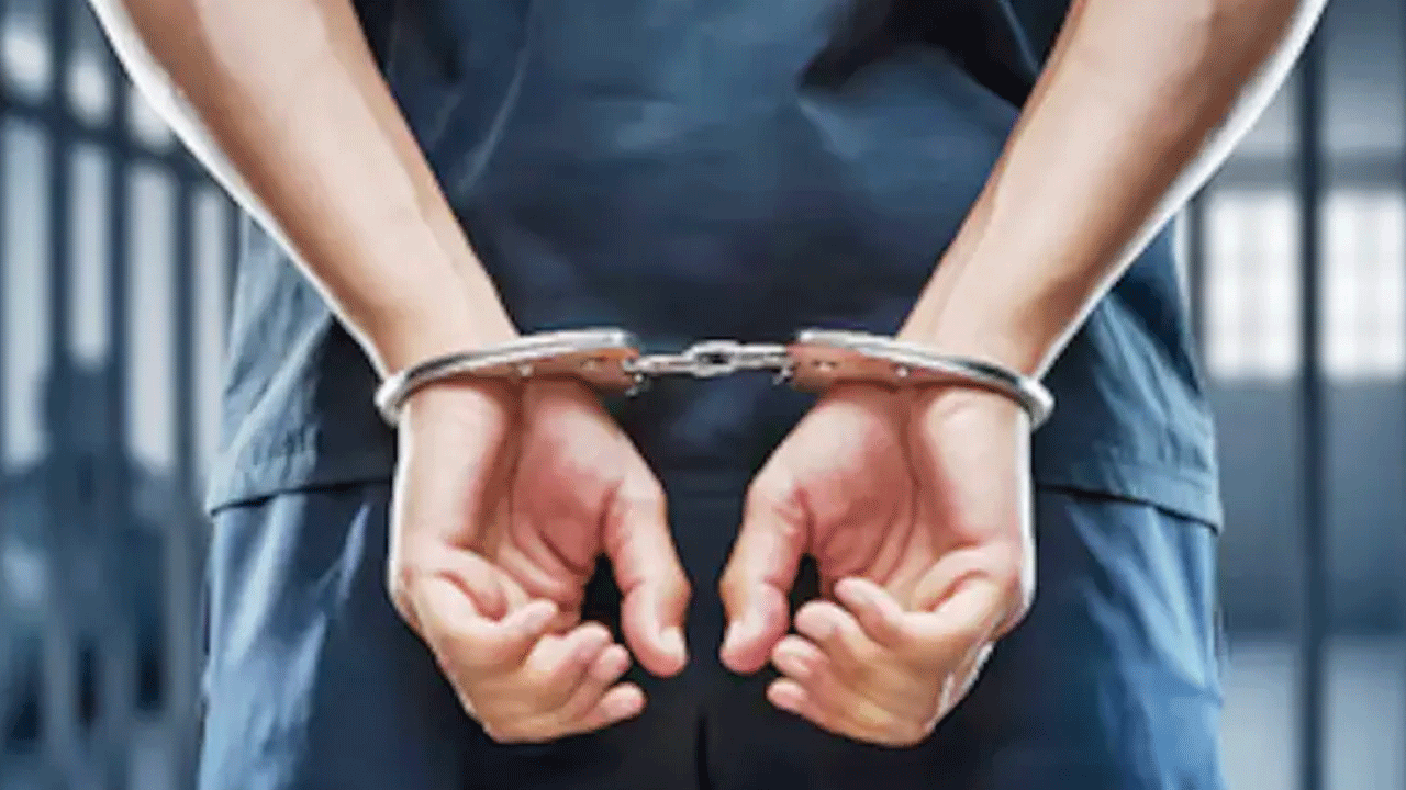 UP Woman Kills Truck Driver | ట్రక్ డ్రైవర్‌ను చంపి, వాహనానికి నిప్పు పెట్టిన యూపీ మహిళ అరెస్ట్