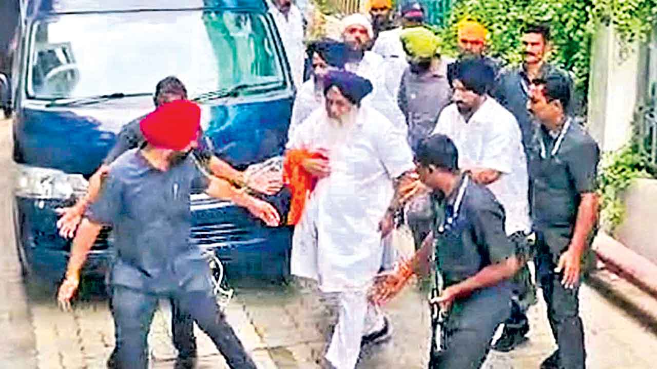 సుఖ్‌బీర్‌ సింగ్‌ బాదల్‌పై దాడి