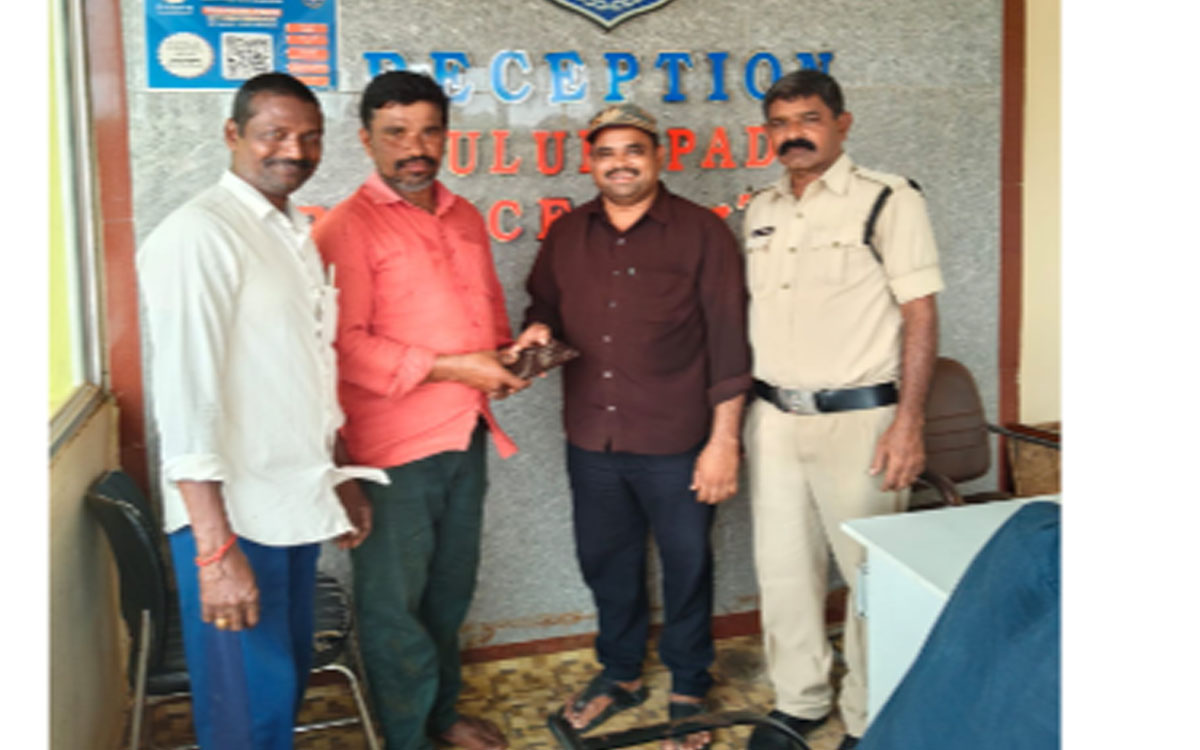 నిజాయితీ చాటుకున్న ఆటో డ్రైవర్