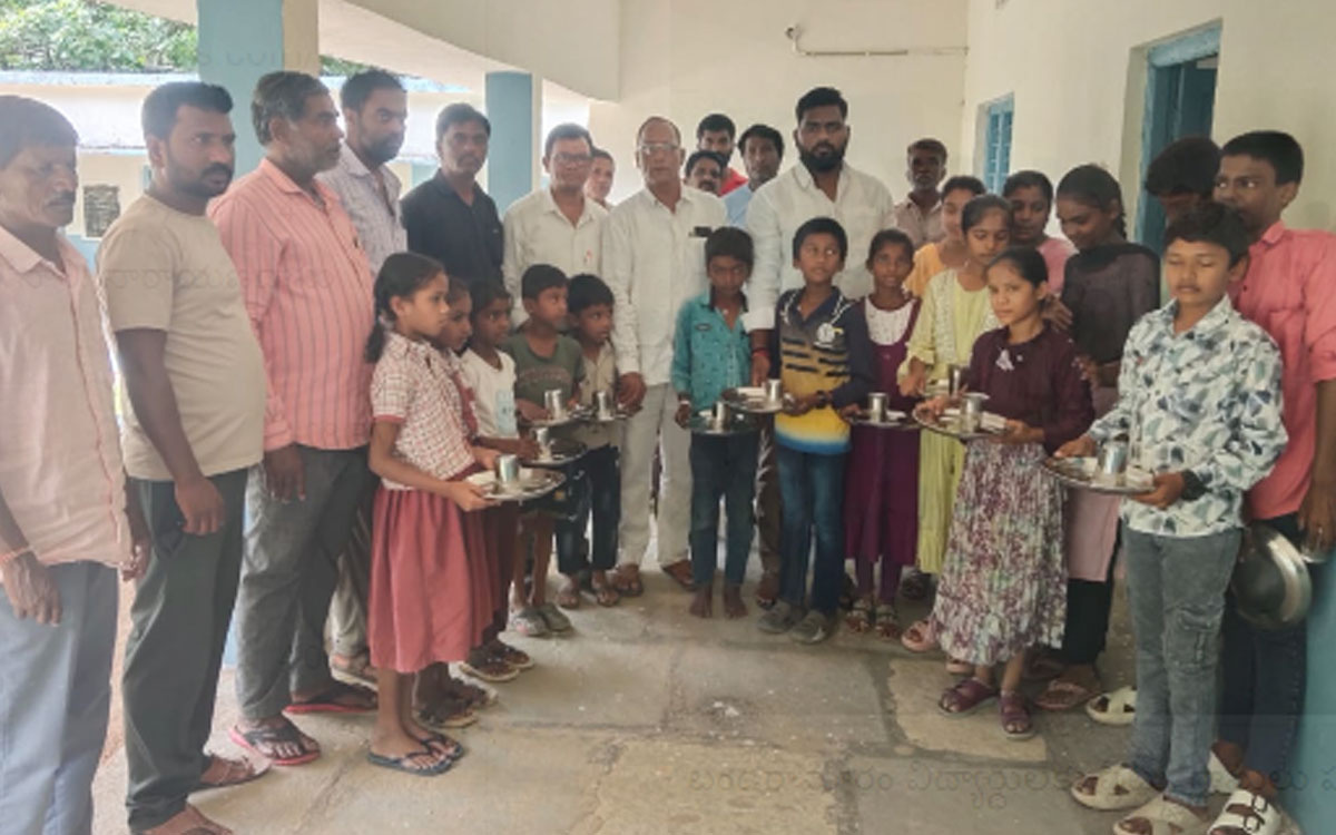 బండరామారం విద్యార్థులకు ప్లేట్లు, గ్లాసులు పంపిణీ