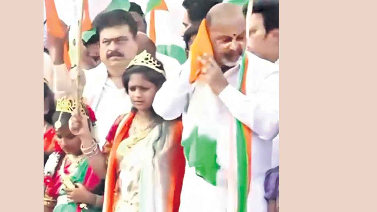 జాతీయ జెండాతో చెమట తుడుచుకొన్న ‘బండి’