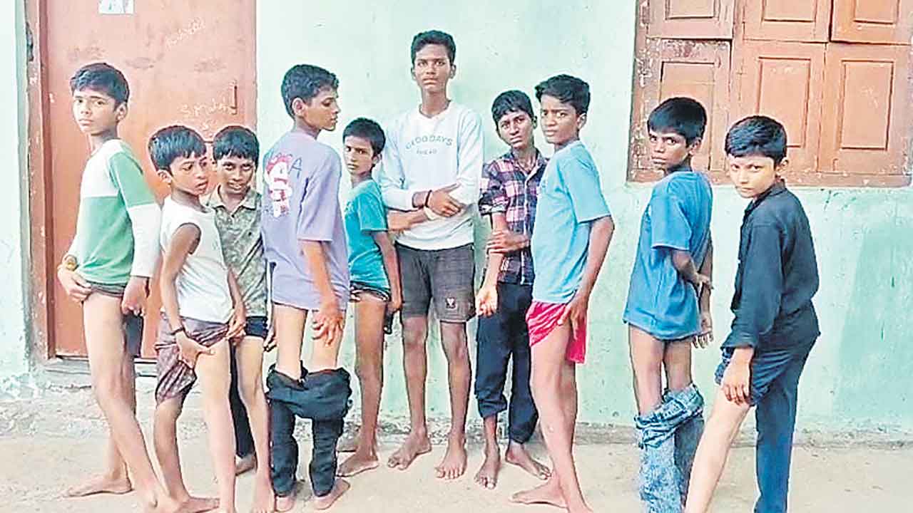 విద్యార్థులను చితకబాదిన వార్డెన్‌