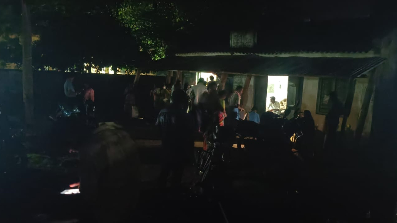 Ration Shop | చీకట్లో రేషన్‌ బియ్యం పంపిణీ.. కరెంటు లేకపోవడంతో బిక్కుబిక్కుమంటూ లబ్ధిదారులు!