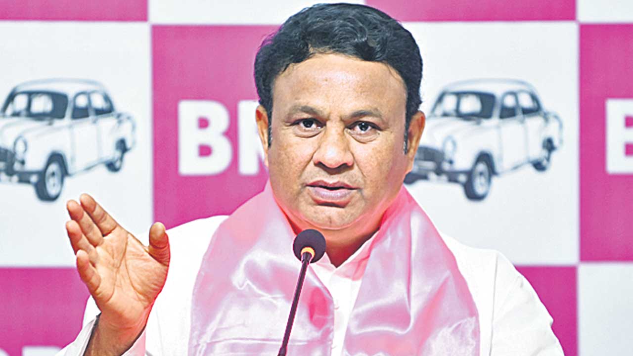 కేసీఆర్‌ కట్టిన ఇండ్లకే కాంగ్రెస్‌ పట్టాలు