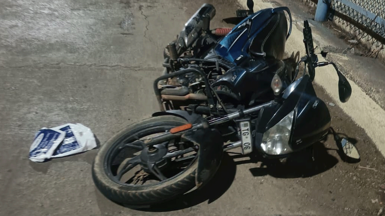 Road accident | జూరాల ప్రాజెక్టు వ‌ద్ద రోడ్డు ప్రమాదం.. ముగ్గురు యువ‌కుల‌కు తీవ్ర గాయాలు
