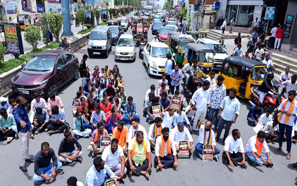 ‘విద్యార్థులకు సీఎం రేవంత్‌రెడ్డి క్షమాపణ చెప్పాలి’