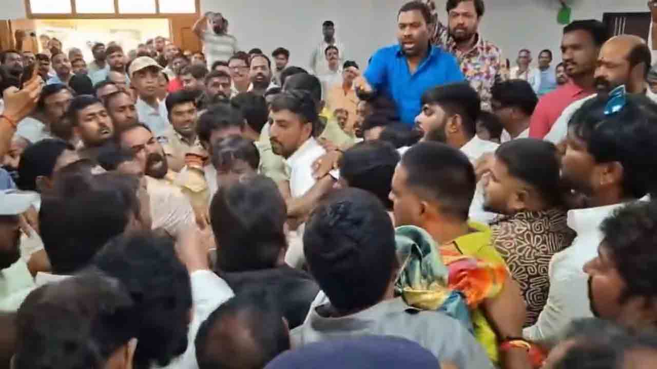 Bonalu | సికింద్రాబాద్ బోనాల చెక్కుల పంపిణీలో రసాభాస : వీడియో
