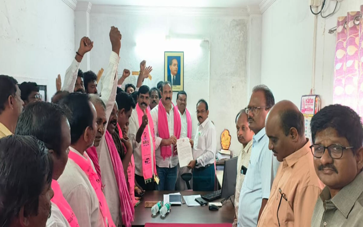 ‘సాగు నీరందించలేని మంత్రి ఉత్తమ్‌ రాజీనామా చేయాలి’