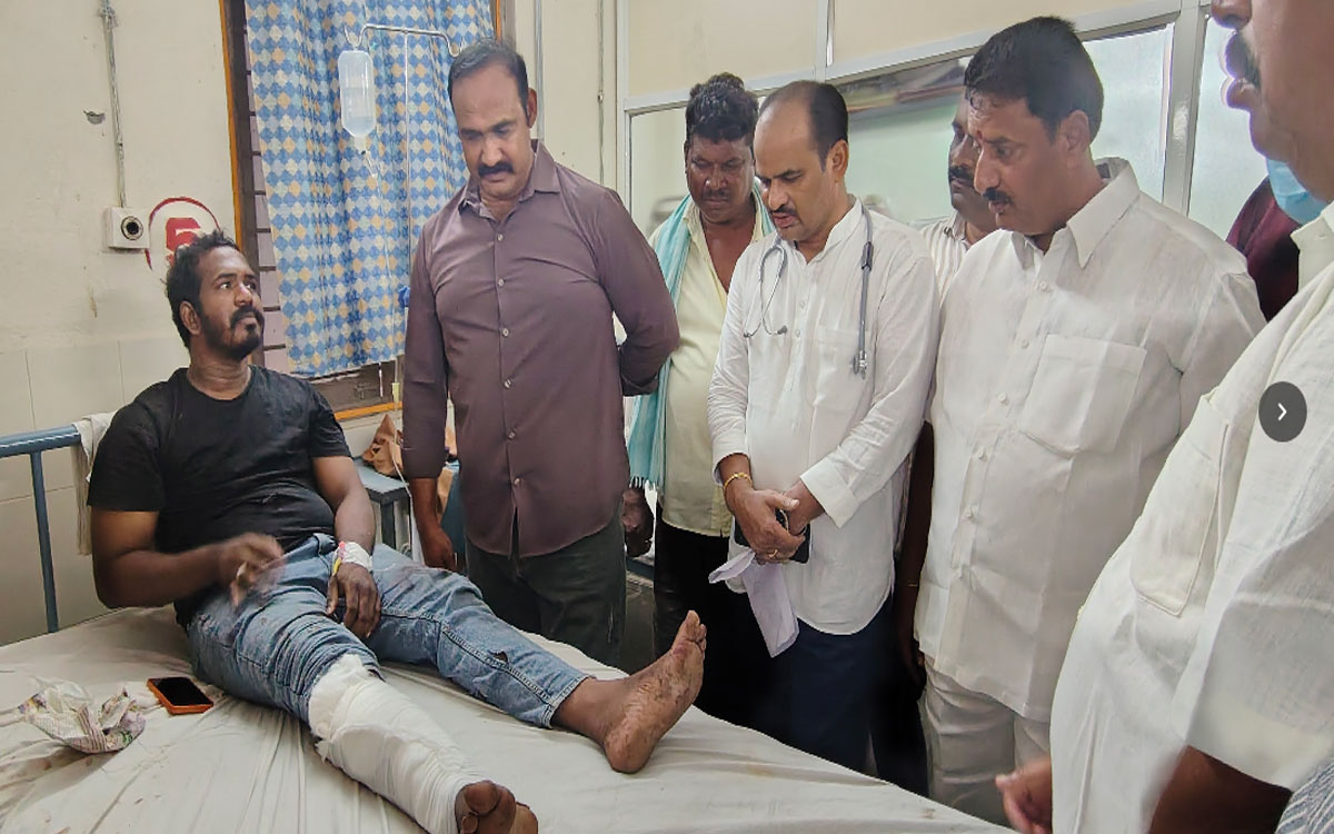 బ‌స్సు ప్ర‌మాద క్షతగాత్రులకు మాజీ ఎమ్మెల్యే బొల్లం మ‌ల్ల‌య్య యాద‌వ్ ప‌రామ‌ర్శ