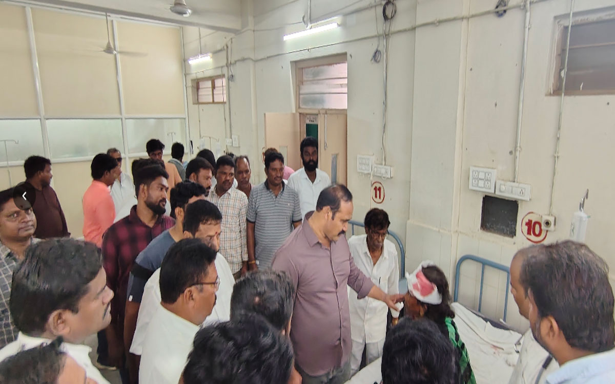 బస్సు ప్రమాద క్షతగాత్రులకు మాజీ ఎమ్మెల్యే బొల్లం మల్లయ్య యాదవ్ పరామర్శ