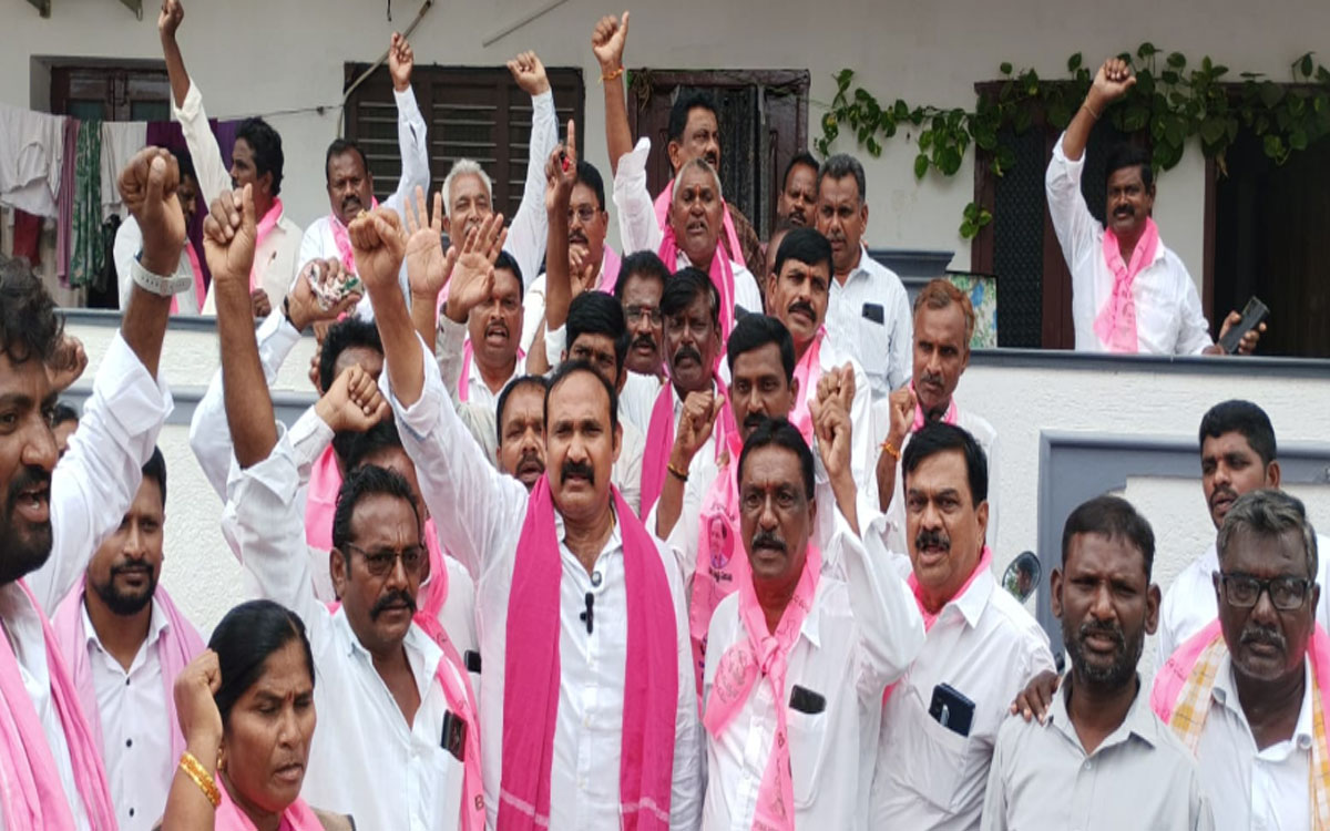 'సాగు నీరందించలేని మంత్రి ఉత్తమ్‌ రాజీనామా చేయాలి'