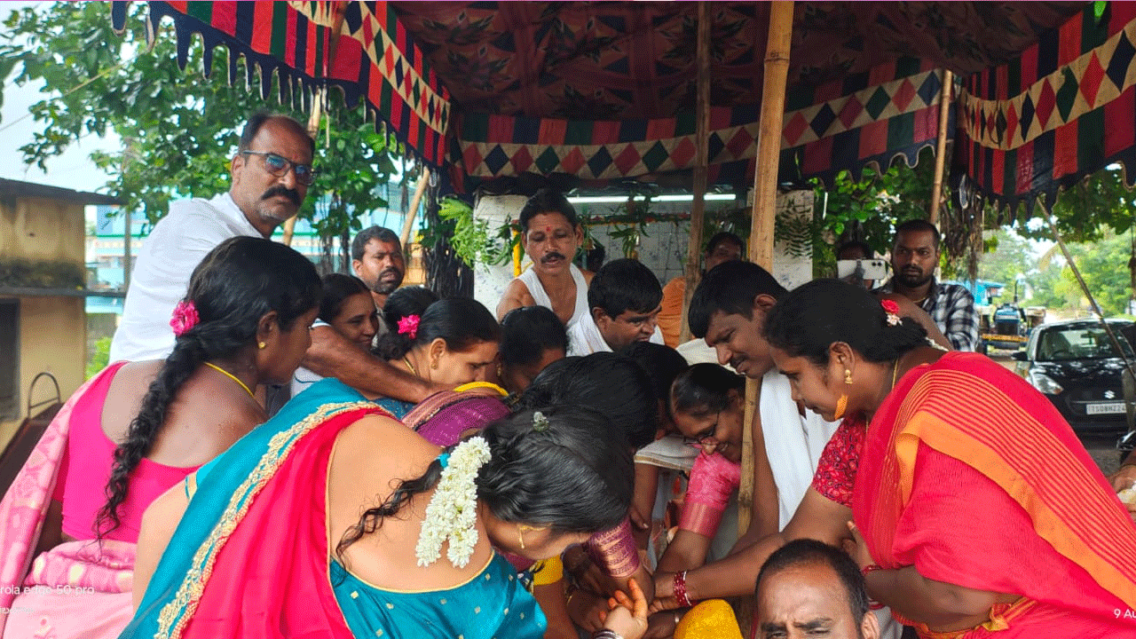 Bonalu | కారేపల్లి క్రాస్ రోడ్‌లో ఘనంగా బోనాల వేడుక