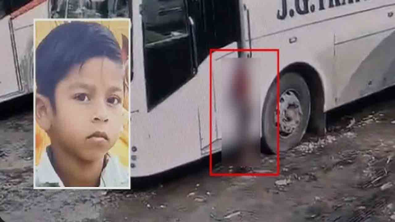 boy neck struck in bus door, dies | బస్సు డోర్‌లో తల ఇరుక్కుని.. ఏడేళ్ల బాలుడు మృతి