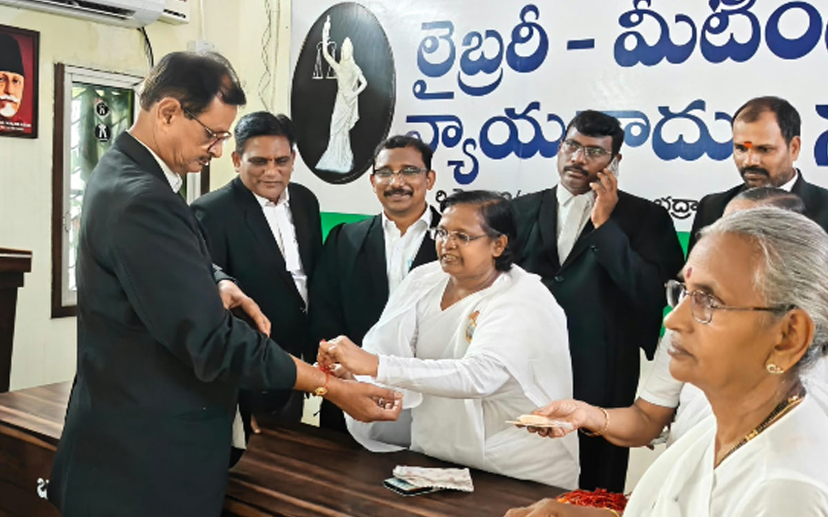 కొత్తగూడెం బార్ అసోసియేషన్‌లో ఘనంగా రక్షాబంధన్ వేడుకలు