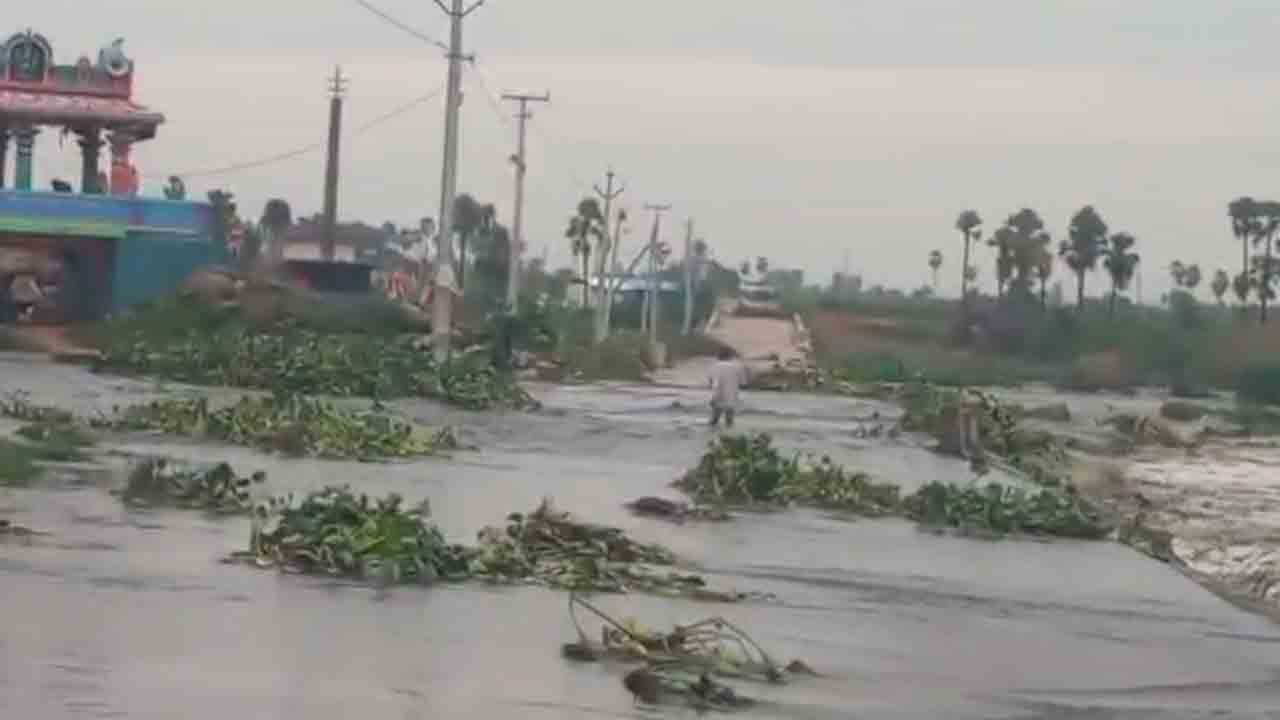 Floods | వాగు ఉద్ధృతితో బ్రిడ్జిపై వరద.. రాకపోకలు నిలిపివేత  : వీడియో