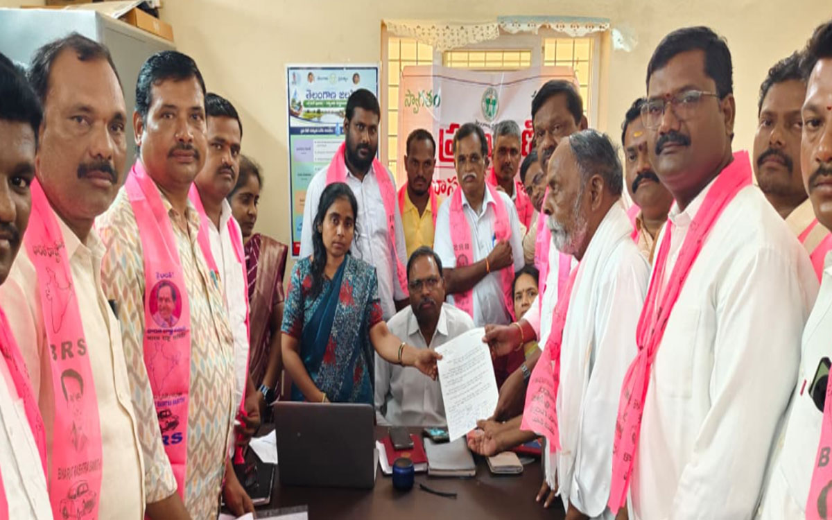‘పాఠశాల నిర్మాణ పనులను పూర్తి చేయాలని ధ‌ర్నా’