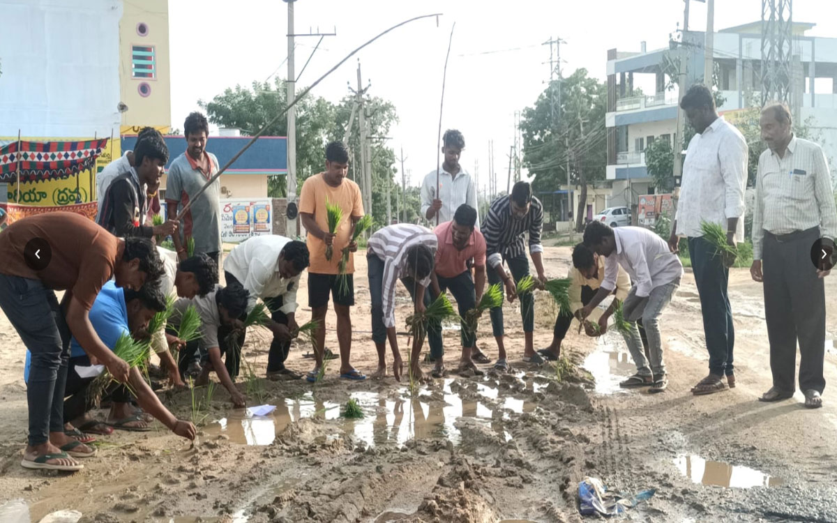 తుంగ‌తుర్తి మెయిన్ రోడ్డుపై వరి నాట్ల‌తో బీఆర్ఎస్‌ నిరసన