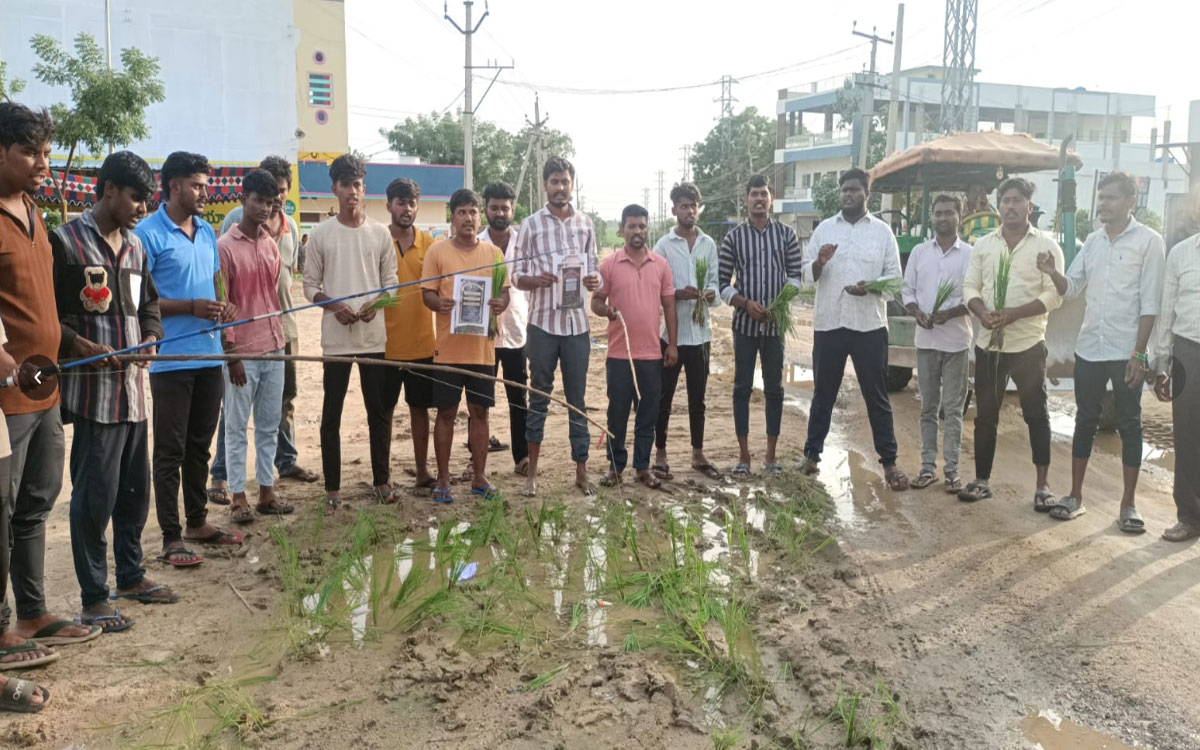 తుంగతుర్తి మెయిన్ రోడ్డుపై వరి నాట్లతో బీఆర్ఎస్ నిరసన