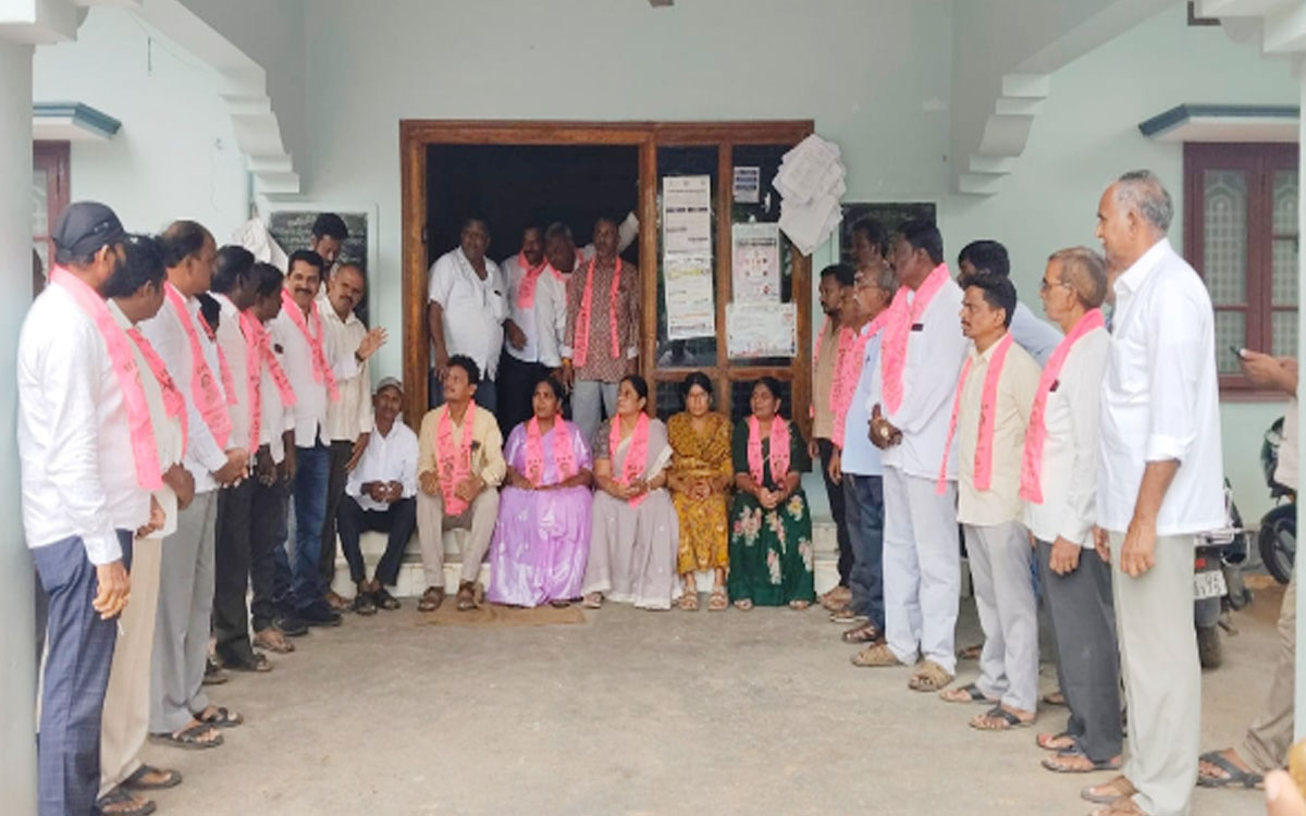 వైరా మున్సిపాలిటీ కార్యాలయం వద్ద బీఆర్ఎస్ ధర్నా