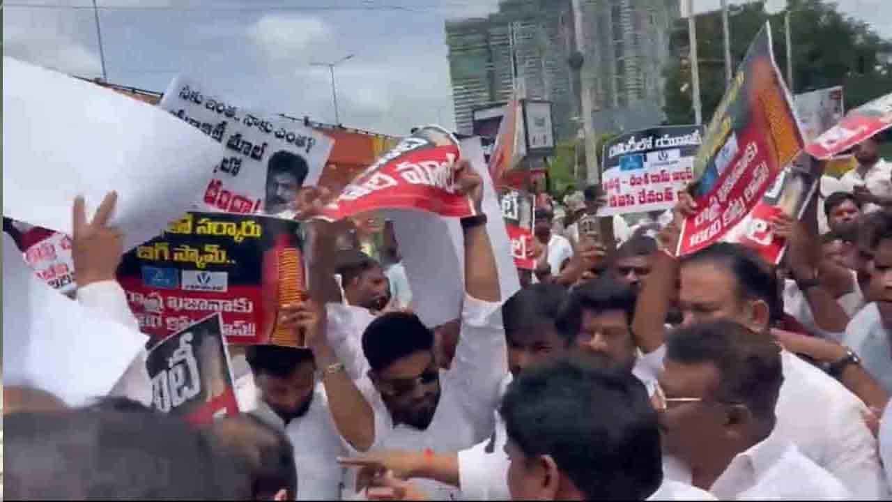 BRS | ఏక్తా యూనిటీ మాల్ దగ్గర ధర్నాకు దిగిన బీఆర్ఎస్ శ్రేణులు