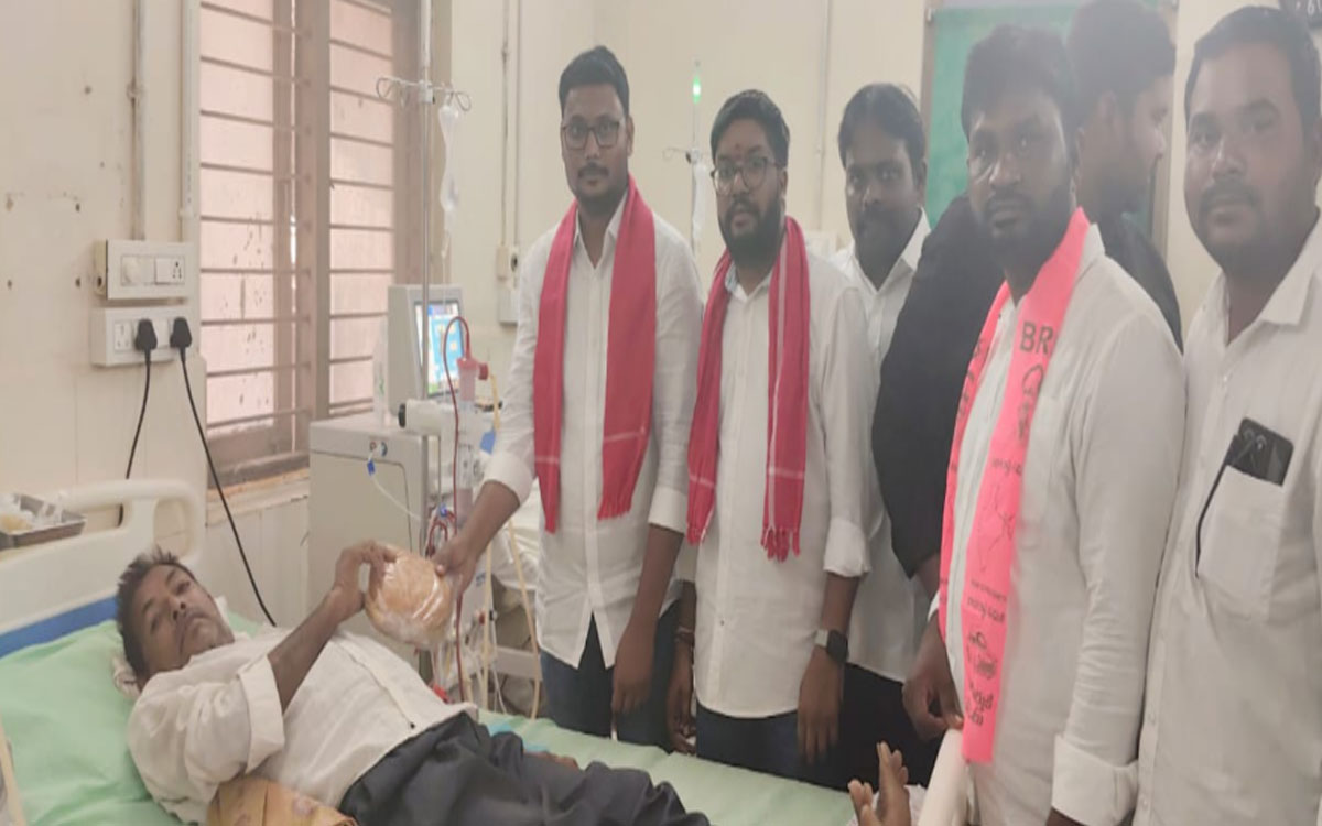 ఇష్టపడి చదివి ఉన్నత స్థాయికి ఎదగాలి : మాజీ ఎమ్మెల్యే బొల్లం మల్లయ్య యాదవ్